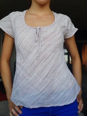 Rosa blus - Jättesöt köpt för flera år sedan och i nyskick! Står M men tycker den kan passa S. Fråga för fler bilder! 