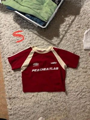 Röd tshirt - Köpt på marknad i Hongkong