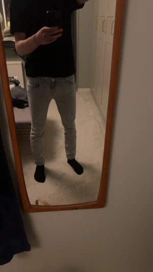 Jacob Cohen - Snygga ljusgrå jeans från Jacob Cohen med klassisk femficksdesign och skinny passform. Jeansen har en stilren look med smal siluett, normal midja och detaljerad patch bak i beige. Perfekta för dig som gillar en modern och clean stil.