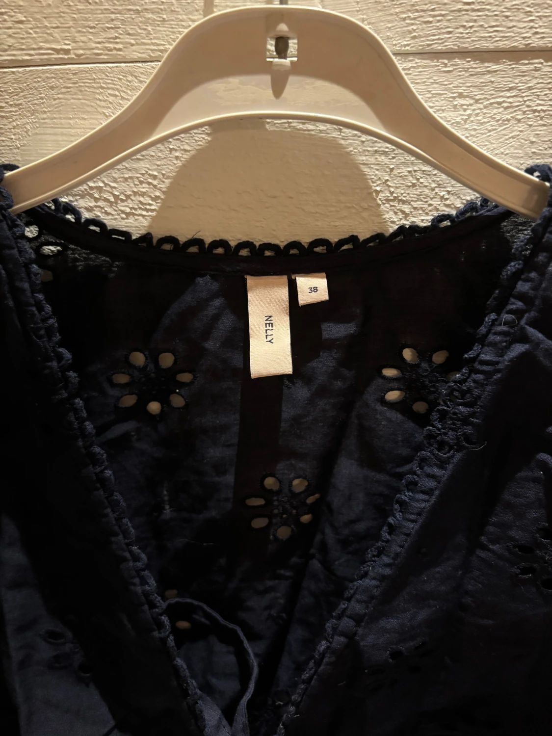 Mörkblå broderad blus från Nelly - 2