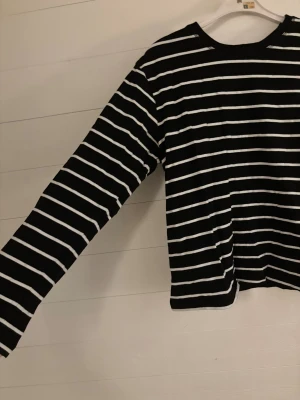 Svartvit randig tröja BikBok - Randig tröja från bikbok i stl S, sällan använd och fint skick