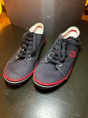 Fred Perry Kingston Twill Skor - Lätt missfärgning på insidan av hälen pga förvarad på inglasad balkong.  Aldrig använda!