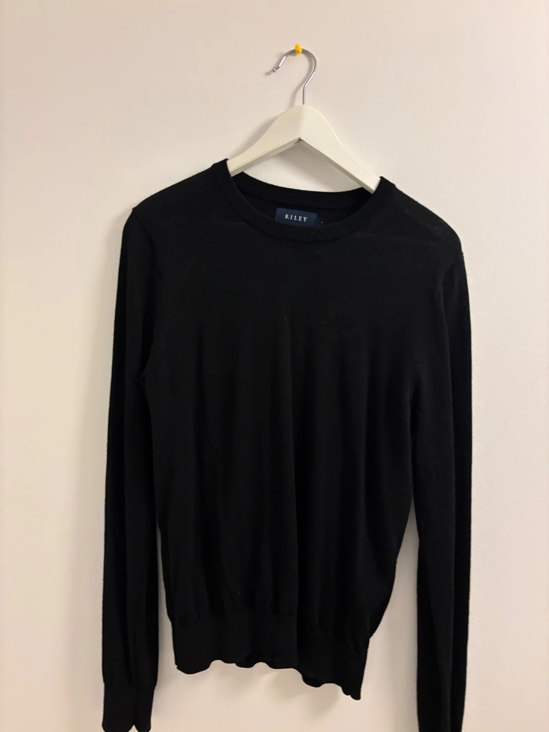Svart merinoulltröja från Riley