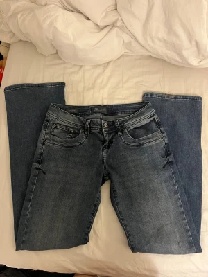 Ltb valerie jeans - Säljer dessa skitsnygga blåa lågmidjade jeans från Ltb . Har möjligtvis små små slitningar längst ner på baksidan. Strl 25x30, är 158 cm lång. Skulle säga att de motsvarar strl xs/s