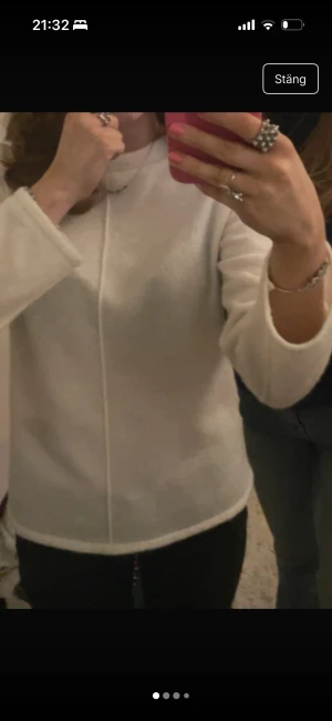 Vit långärmad tröja från MNG - Vit långärmad tröja från MNG  i storlek M men skulle säga att den passar mer som en S.  