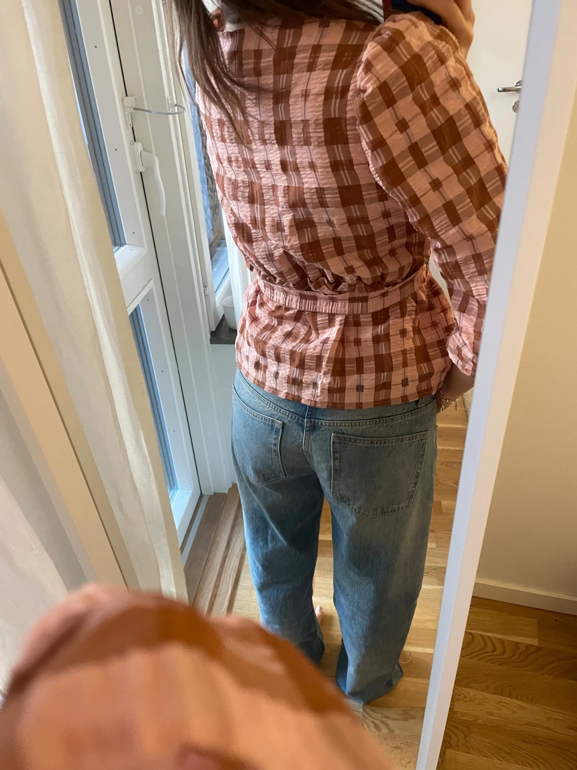 Rutig omlottblus med puffärm - 5