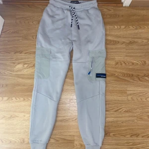 Grå cargobyxor från McKenzie - Cargobyxor i storlek small herr från McKenzie som bara legat i garderoben sen jag köpte dom 