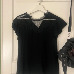 Svart spetstopp från H&M - Säljer denna jättefina topp med spets ifrån hm i storlek 36. Säljer pågrund av att den inte kommer till användning. Använd få gånger så är i jättebra skick.
