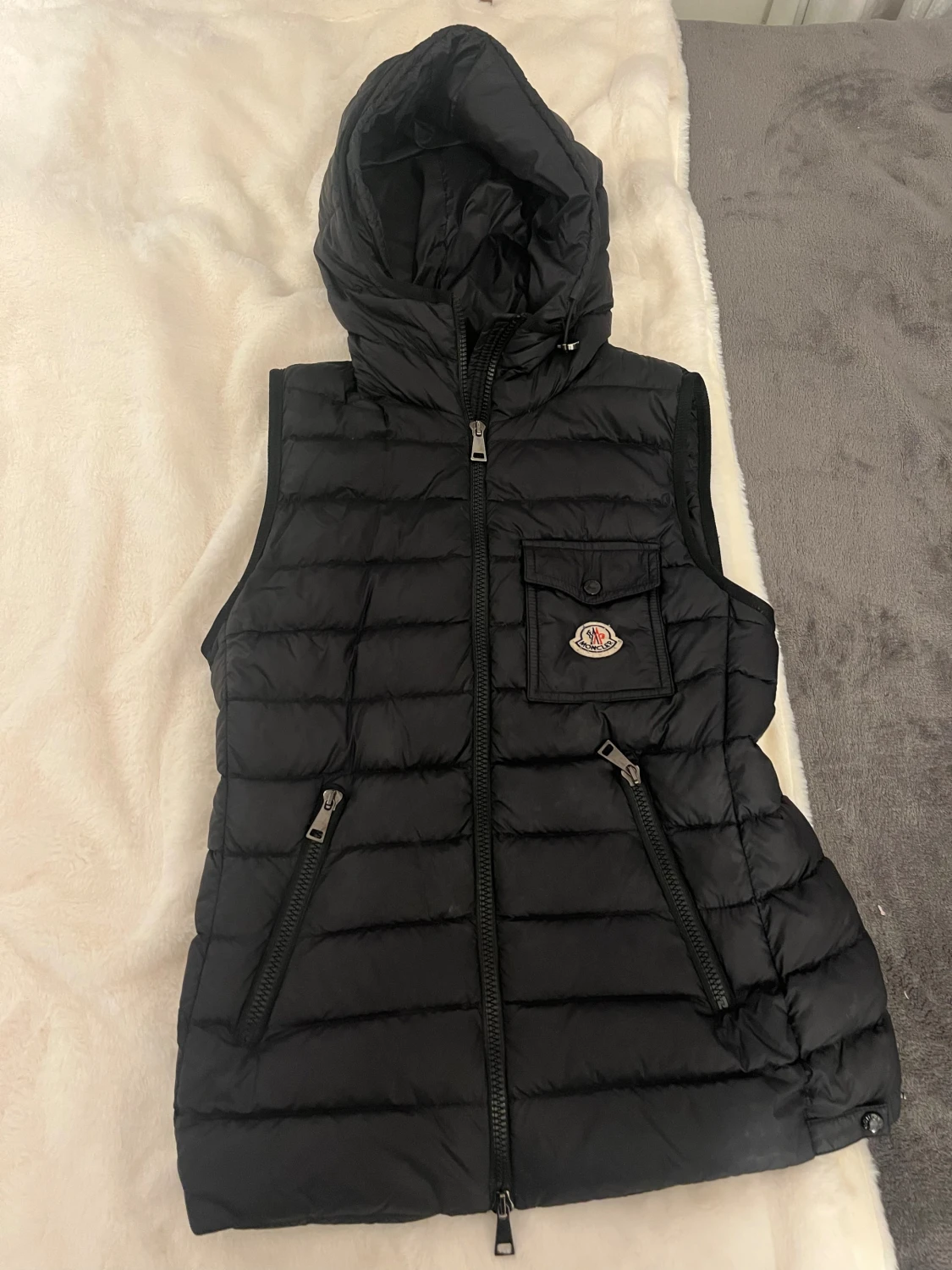 Svart dunväst från Moncler med huva - 2