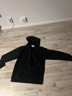 Svart hoodie Stone Island  - Riktigt skön hoodie sitter perfekt, storlek L men sitter som en S