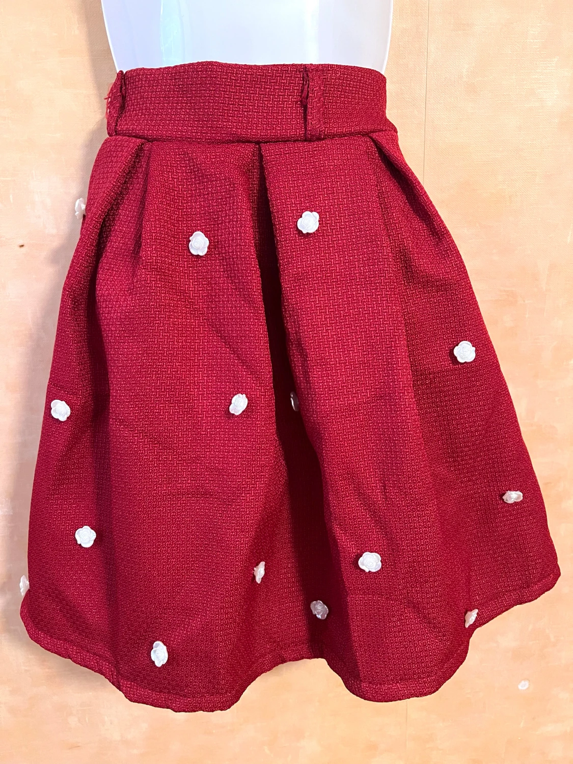 Röd kjol med vita blommor och bälte midja kedja  - 1