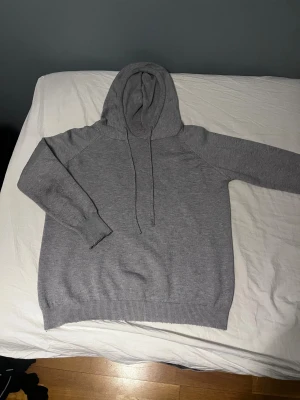 Grå marino ull tröja  - Hej säljer denna sjukt snygga marino ull tröjan! Den är sjukt skön och passar dig som vill vara lite extra grish😏