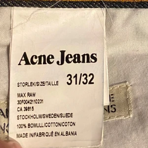 Mörkblå jeans från Acne - Snygga mörkblå jeans från Acne i modellen Max Raw (Rak passform).  Jeansen är i storlek 31/32 men är små i storleken så passar nog dig med (29,30/32). Jeansen är i nyskick.