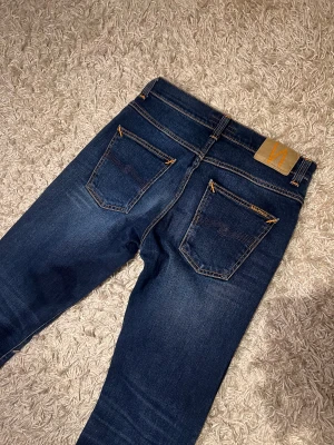 Nudie jeans grim tim slim fit herr fade w30 blå - Nudie jeans slim fit modell grim tim, unik wash. Mycket bra skick, inga märkvärdiga defekter. Storlek w30, postas antigen samma dag som köp eller dagen därpå🙌💯