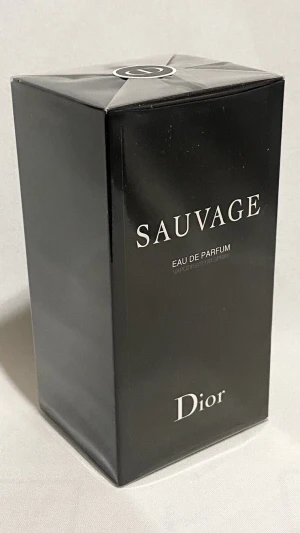 Dior Sauvage Eau de Parfum 100ML - Dior sauvage eau de parfum vilket är den lite starkare än eau de toilet. Den kommer i obruten förpackning och är full alltså 100ML, inte en droppe mindre. Kvitto kan även visas och följas med om önskas. Nypris - 1300