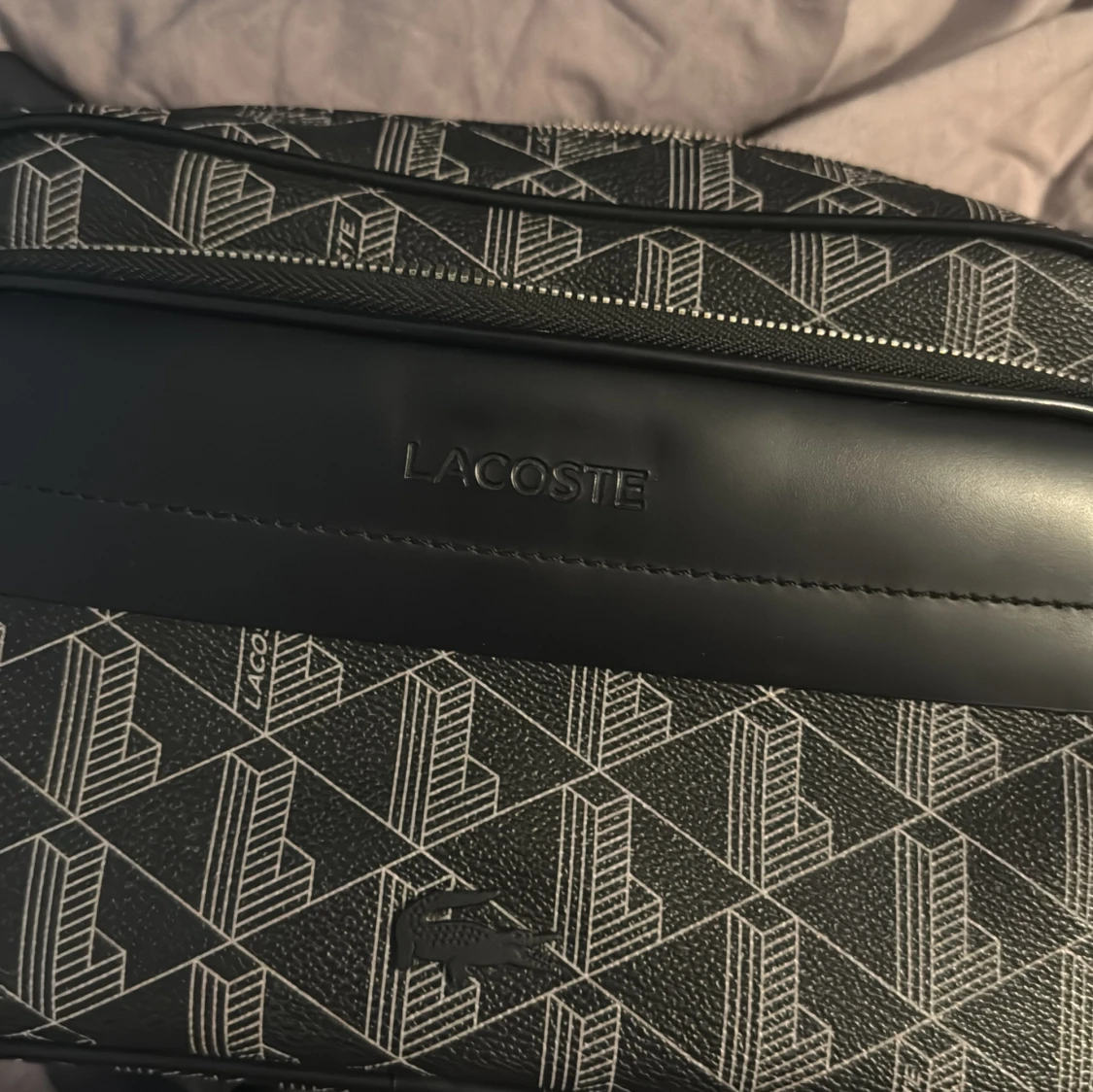 Svart axelväska från Lacoste med mönster - 4