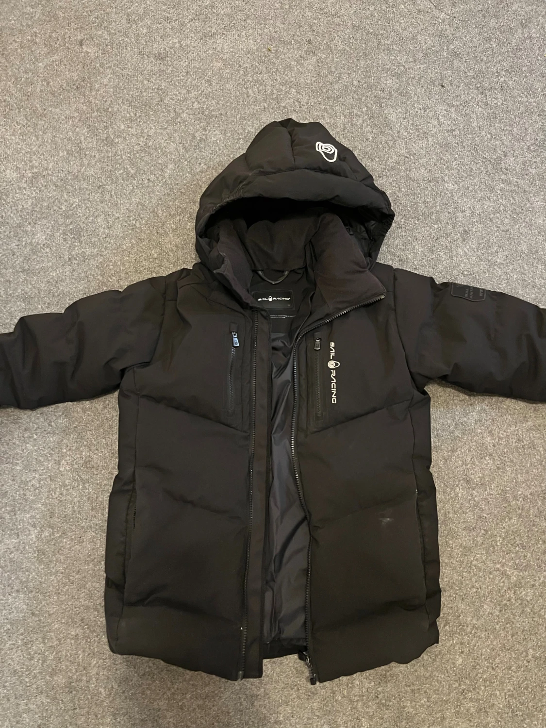 Svart Sail Racing pufferjacka med huva