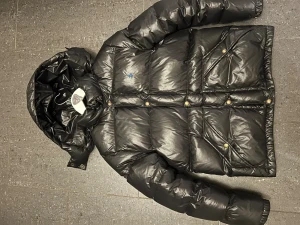 Svart dunjacka från Ralph Lauren - Säljer en svart pufferjacka från Ralph Lauren med huva och guldiga knappar. Jackan har en blå broderad logga på bröstet, stora fickor och quiltad design. Perfekt för kalla dagar och riktigt snygg. Säljer då den inte längre passar. Det är storlek XL i barn dvs ungefär S. Passar dig som är uppemot 180cm. I toppen skick, tyvärr inget kvitto men jag kan garantera att den är äkta då jag själv varit med o köpt den.