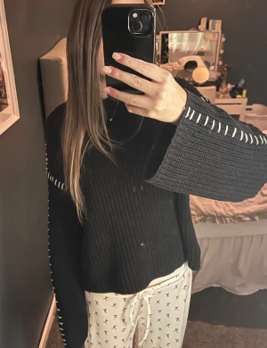 Fin stickad - Svart stickad tröja från Gina Tricot med breda ärmar och coola vita sömdetaljer längs ärmarna. Tröjan har en medel hög krage och är ribbstickad. (Smutsig spegel inga fläckar på tröjan) Tar gärna emot prisförslag💗