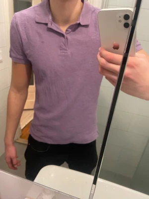 J.Lindeberg pikétröja - Snygg lila pikétröja från J.Lindeberg i storlek M. Tröjan har klassisk krage, korta ärmar och diskret logga på bröstet. Tillverkad i mjuk bomull som känns skön mot huden. Perfekt för dig som gillar stilrena och färgglada plagg. Hojta till om du har några frågor!