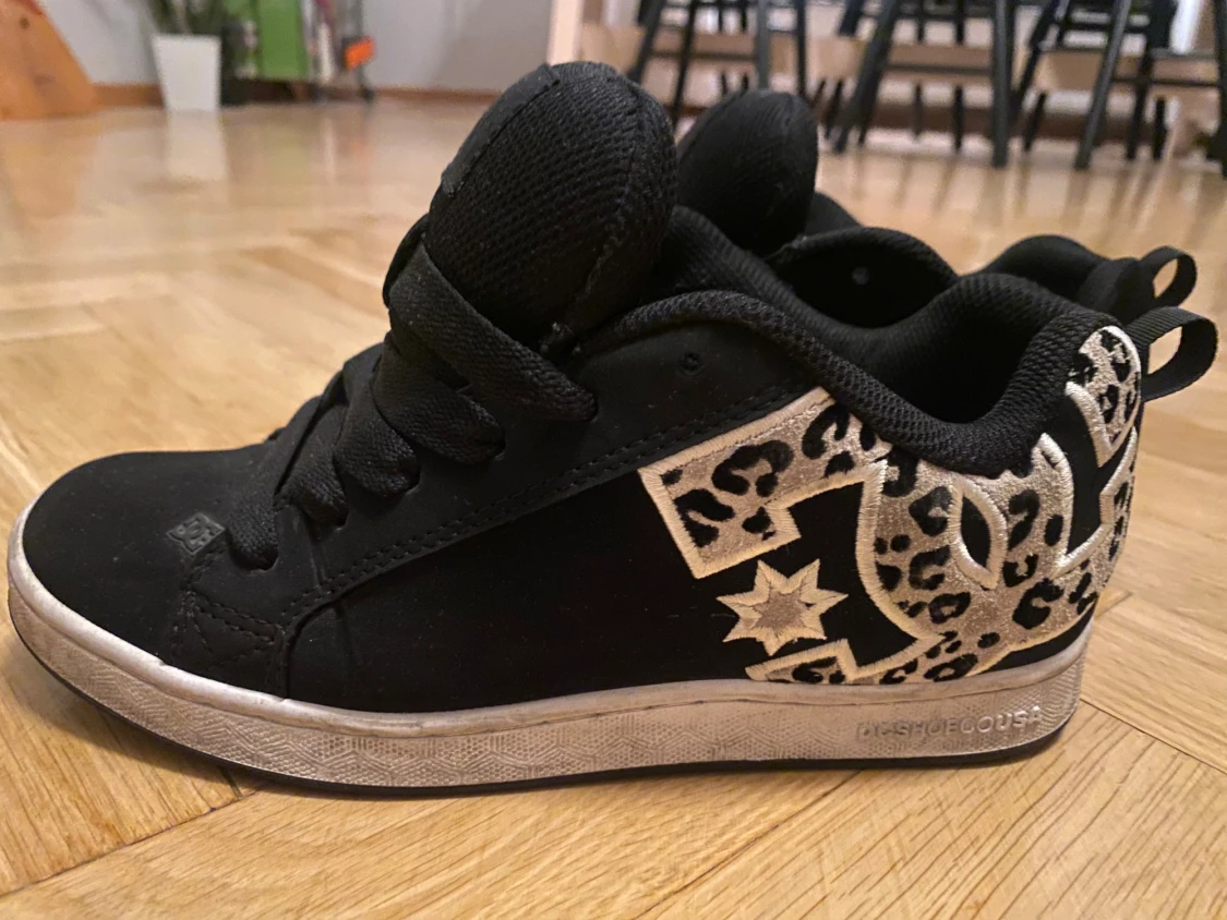 Svarta DC sneakers med leopardmönster - 2