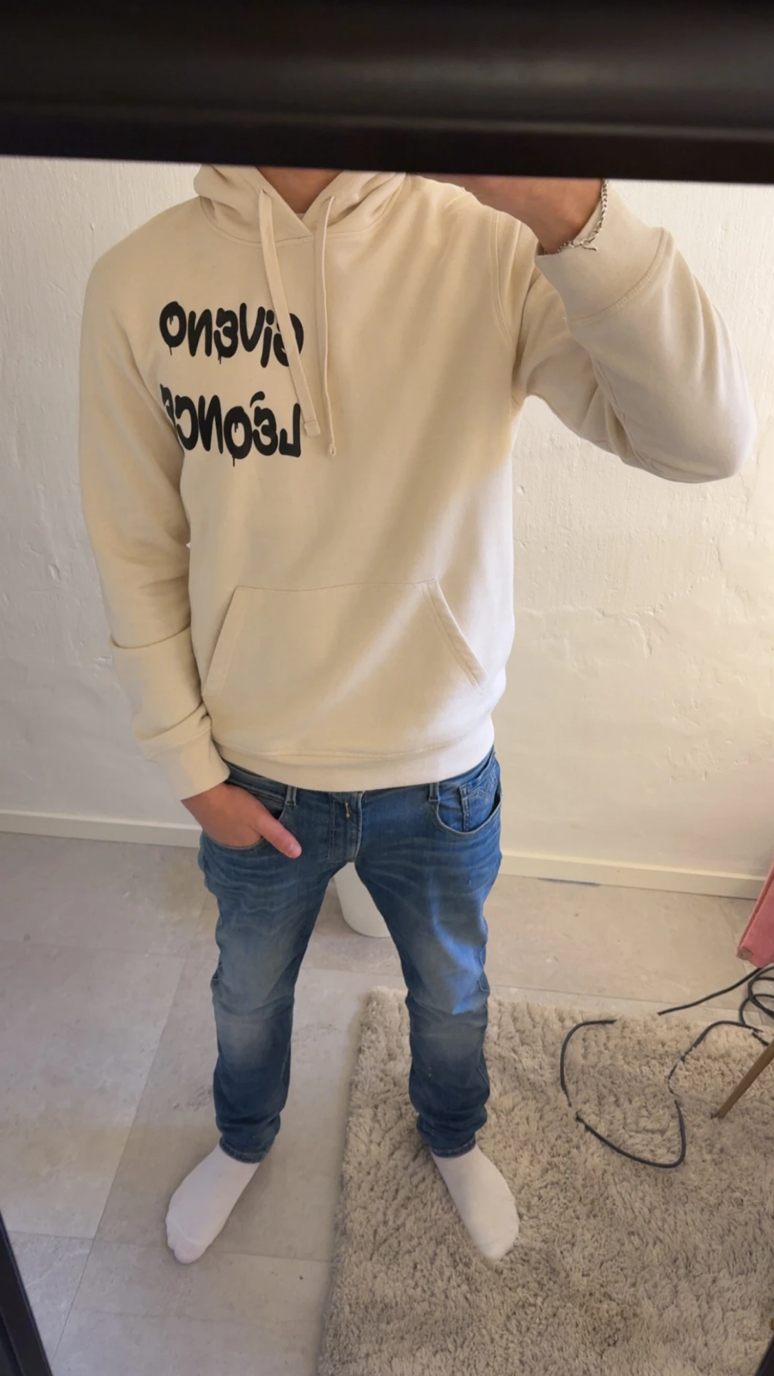 Vit hoodie från Giveno Léonce - 1