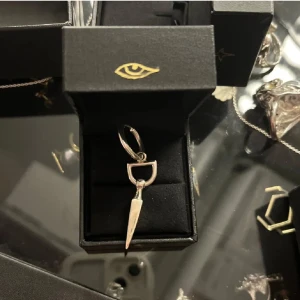 Maria Nilsdotter örhänge  - Jättefint örhänge från Maria, i fint skick. Öppen för byten mot andra Maria smycken!! 