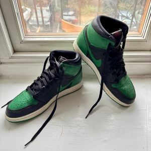 Nike Air Jordan 1 Retro High OG - Black/Pine Green-White-Gym Red Model number 555088 030 Size Euro 43, US 9.5, UK 8.5 27.5cm Like new, worn less than 10 times Original box