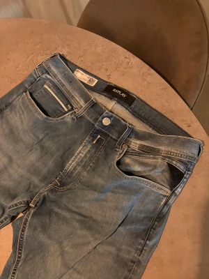 Replay Hyperflex ljusblå jeans - Säljer ett par Replay Hyperflex jeans i ljusblå tvätt med klassisk femficksdesign och snygga kontrastsömmar. Jeansen har rak passform och är tillverkade i stretchigt jeansmaterial för extra komfort. Märkespatch i läder baktill och diskret Replay-logga.