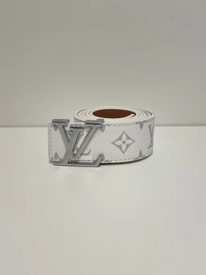 Lv Bälte - Säljer ett helt nytt bälte, aldrig använd. Storlek 110. Snabb frakt fraktas inom 24h efter köp. Kan härmas i Haninge, skriv gärna vid fler frågor.