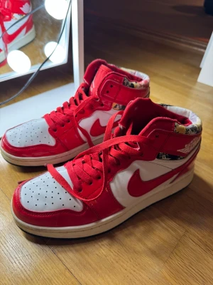 Nike Air Jordan 1 Mid Barcelona röd/vit -  Nike Air Jordan 1 Mid SE "Barcelona Sweater" sneaker i chile red/white pollen. Mina gamla favoriter men säljer för de har blivit för små. 