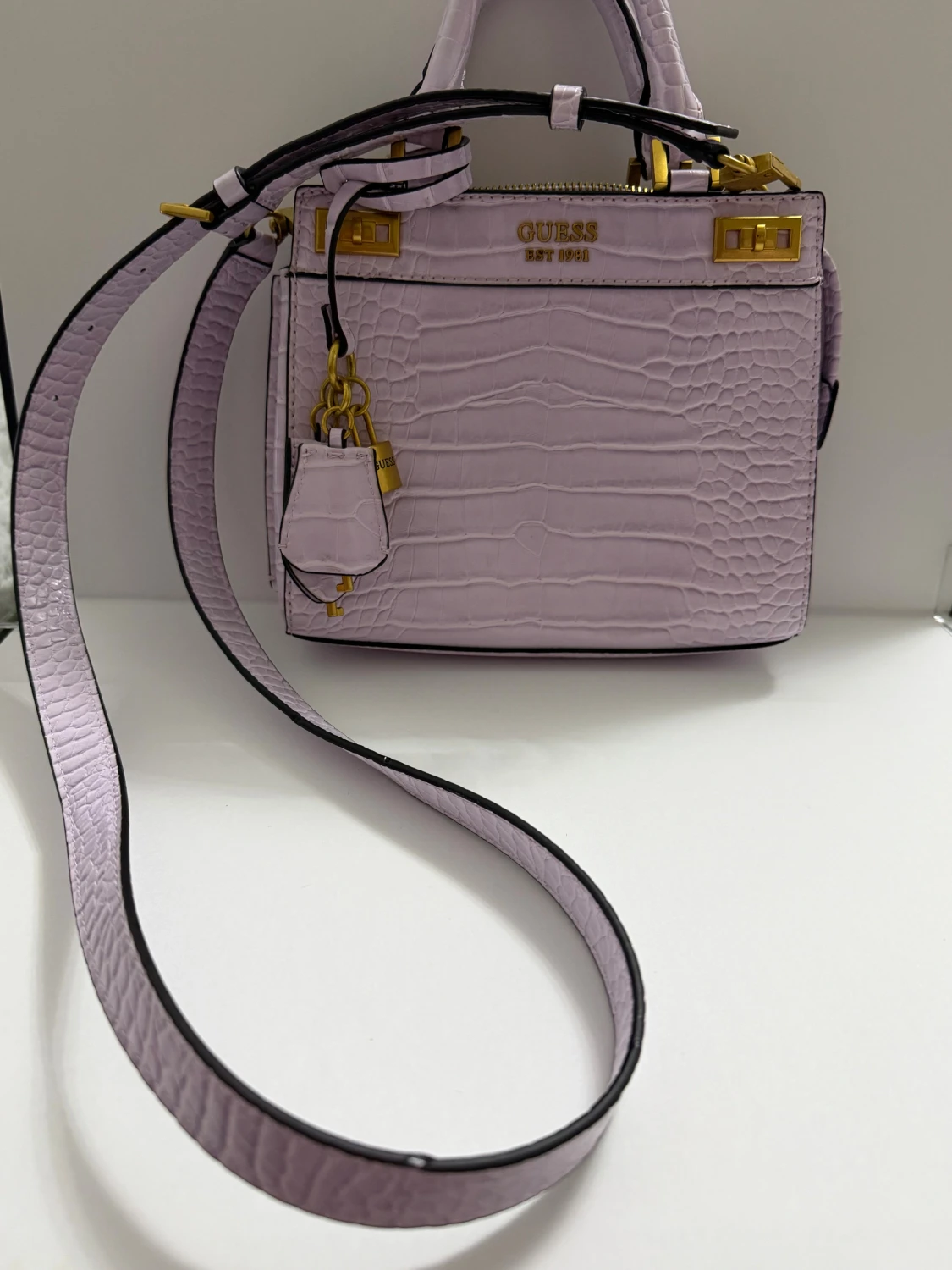 Ljuslila handväska från Guess - 4