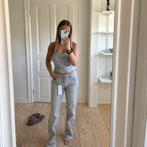 Gråa raka jeans - Säljer ett par ljusgrå lågmidjade jeans. Oanvända och prislapp kvar. Ursprungspris är 499kr