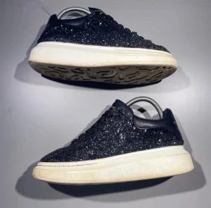 Alexander Mqueen skor - Hej! Säljer nu mina skor från märket Alexander Mqueen , storlek 38, bra skick. Givetvis äkta, Tveka inte på att höra av dig om du har frågor eller funderingar kring skorna!