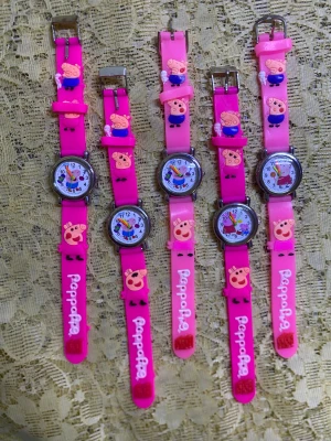 Peppa Pig barnklocka  - Säljer en söt barnklocka med Peppa Pig-motiv. Klockan har ett färgglatt armband i rosa med 3D-detaljer av Peppa Pig och vit urtavla med tydliga siffror. Perfekt accessoar för alla Peppa Pig-fans som vill ha koll på tiden.  109kr/st  . 3år + 
