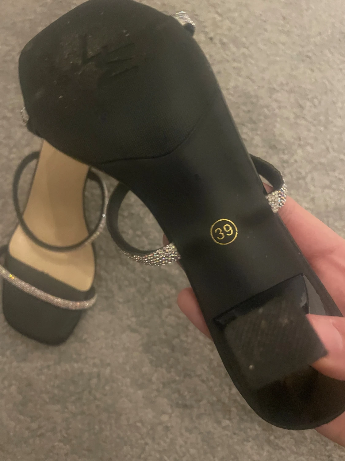 Svarta klackar med glittriga remmar - 2