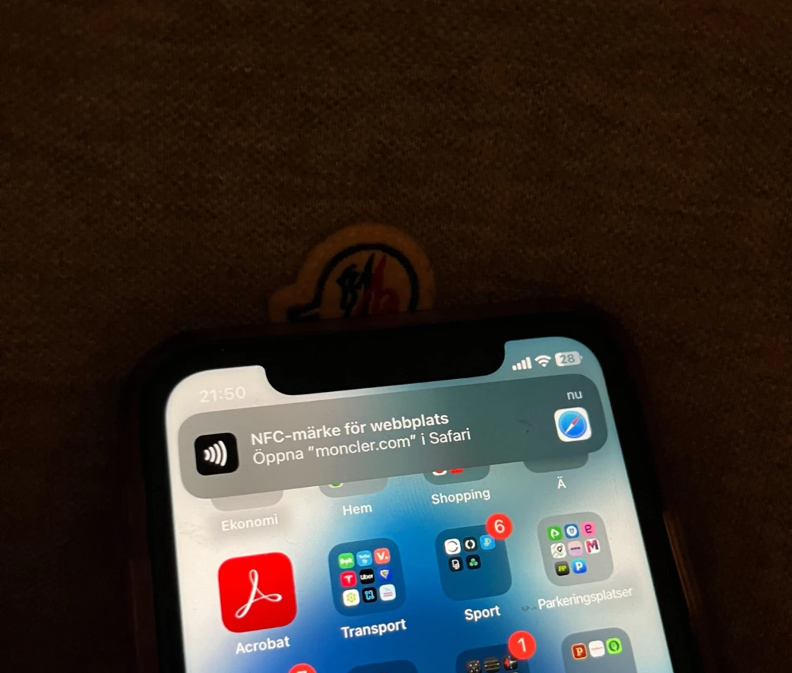 Grå Moncler pikétröja med röd/vit detalj - 2