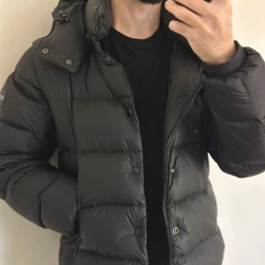 Hugo Boss ITALIA  - Säljer en helt ny Hugo Boss jacka som går att göra om till en väst . Jackan är använd 1 gång och det är under dessa bilder. Köptes som present till mig för 5990 på boss i mall of Scandinavia              Kan gå ner i pris såklart vid snabbaffär 