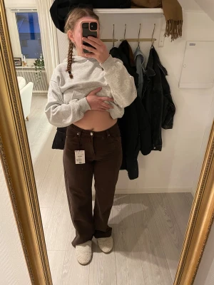 Helt nya bruna Jeans  - Säljer ett par helt nya bruna Jeans ifrån Bershka💕 Pris går att diskuteras