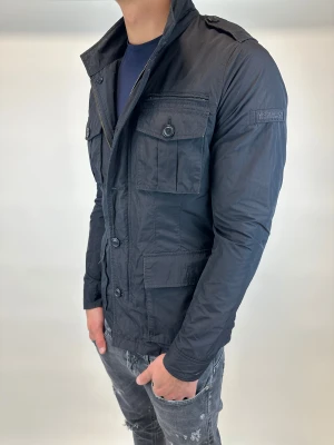 Woolrich Jacka  - Hej! Säljer nu denna väldigt snygga och eftertraktade Woolrich Fieldjacka! Jackan är slutsåld överallt och går inte att få tag på… jackan är perfekt nu till vintern  Storlek S Ny pris: 6000 kr Säljs för: 1499 kr