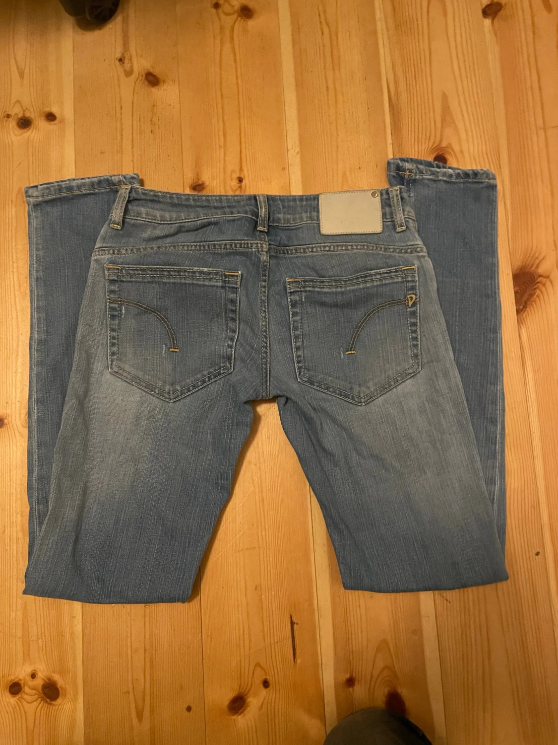 Ljusblå jeans med raka ben