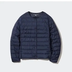 Mörkblå uniqlo jacka - Superfin sparsamt använd uniqlo jacka. I mörkblå färg💕 ny pris 749