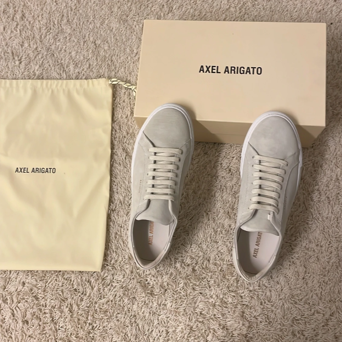 HELT NYA! (Oanvända) Beige sneakers från Axel Arigato
