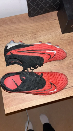 Nike Phantom GT2 fotbollsskor röd/svart - Säljer dessa då jag köpte nya och inte använt dessa mer, kan gå ner i pris vid snabbt köp;)