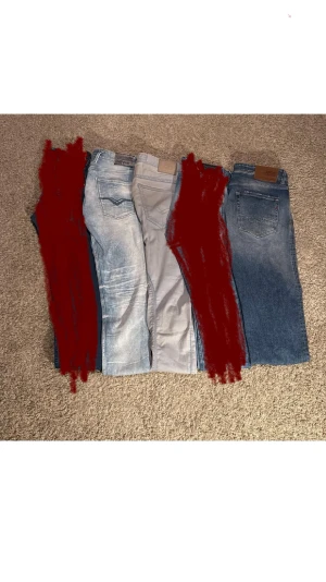 Replay jeans i olika blå nyanser - Tre par replay jeans i olika modeller,storlekar,färger. Ett par av dom är anbass, sedan resterande 2 par är modellerna: Rocco och Arott. Om du vore intressrad i att köpa tre par jeans eller mindre är det bara att skriva till mig 😄(finns ingen defekt på nåt par av jeansen)!