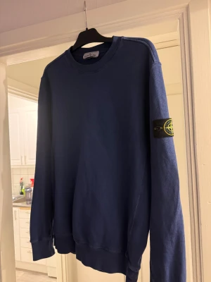 Blå Stone Island sweatshirt - Tjaa Säljer denna fina Stone tröja då den är lite stor på mig. Jag köpte den i September på Joel i Borås så den är i princip ny. Tvättat den 1 gång.  Givetvis äkta Nypris 2999kr 