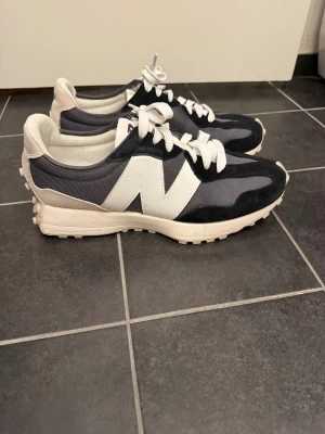 New Balance grå och vita sneakers - Snygga New Balance sneakers i grått och vitt och svart. Perfekta för vintern med sitt grymma fäste. Väldigt lite använda!