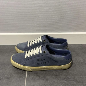 Saint Laurent  - Saint Laurent blå, storlek 37,5 passar 38,5, skick 9/10,välldigt sällsynt färg, endast skor medföljer vid köp, vid funderingar hör av er.