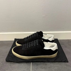 Saint Laurent - Saint Laurent svart, storlek 40 passar 41, skick 9,5/10 som nya, dustbag medföljer vid köp, vid funderingar hör av er.