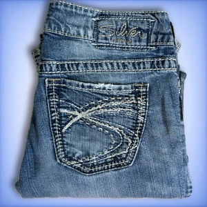 Silver bootcut jeans - Snygga bootcut, lågmidjade silver jeans i ett fint skick! Innerbenslängd: 72cm💙 midjemått tvärs över: 36cm 💙